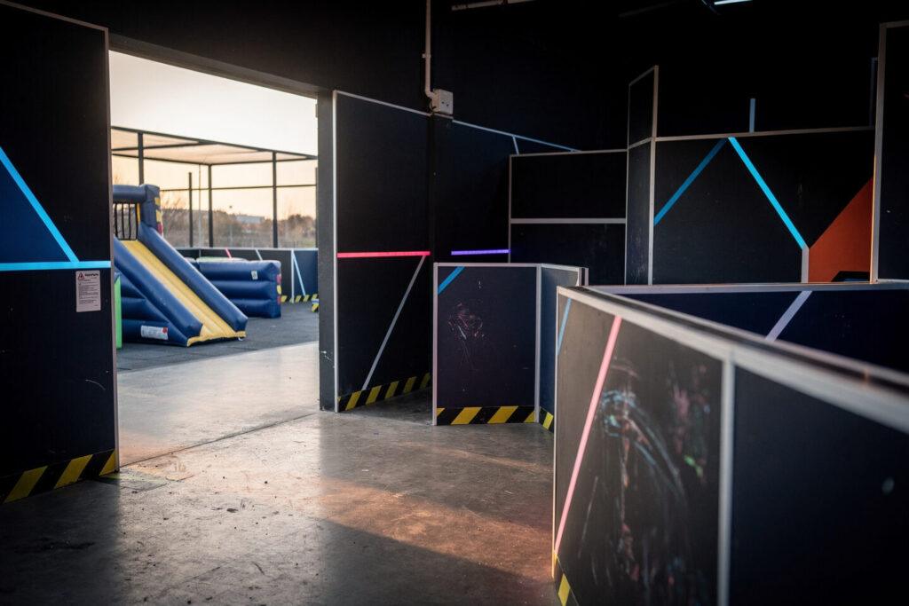 Indoor- und Outdoor-Spielbereiche aus Sicht unserer Gäste – Lasertag-Harburg